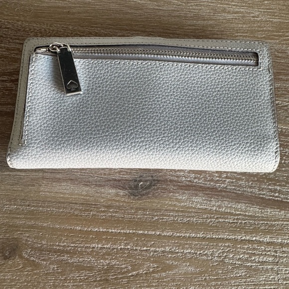 Kate Spade pebbles leather bifold wallet with snap closure. - Picture 4 of 10